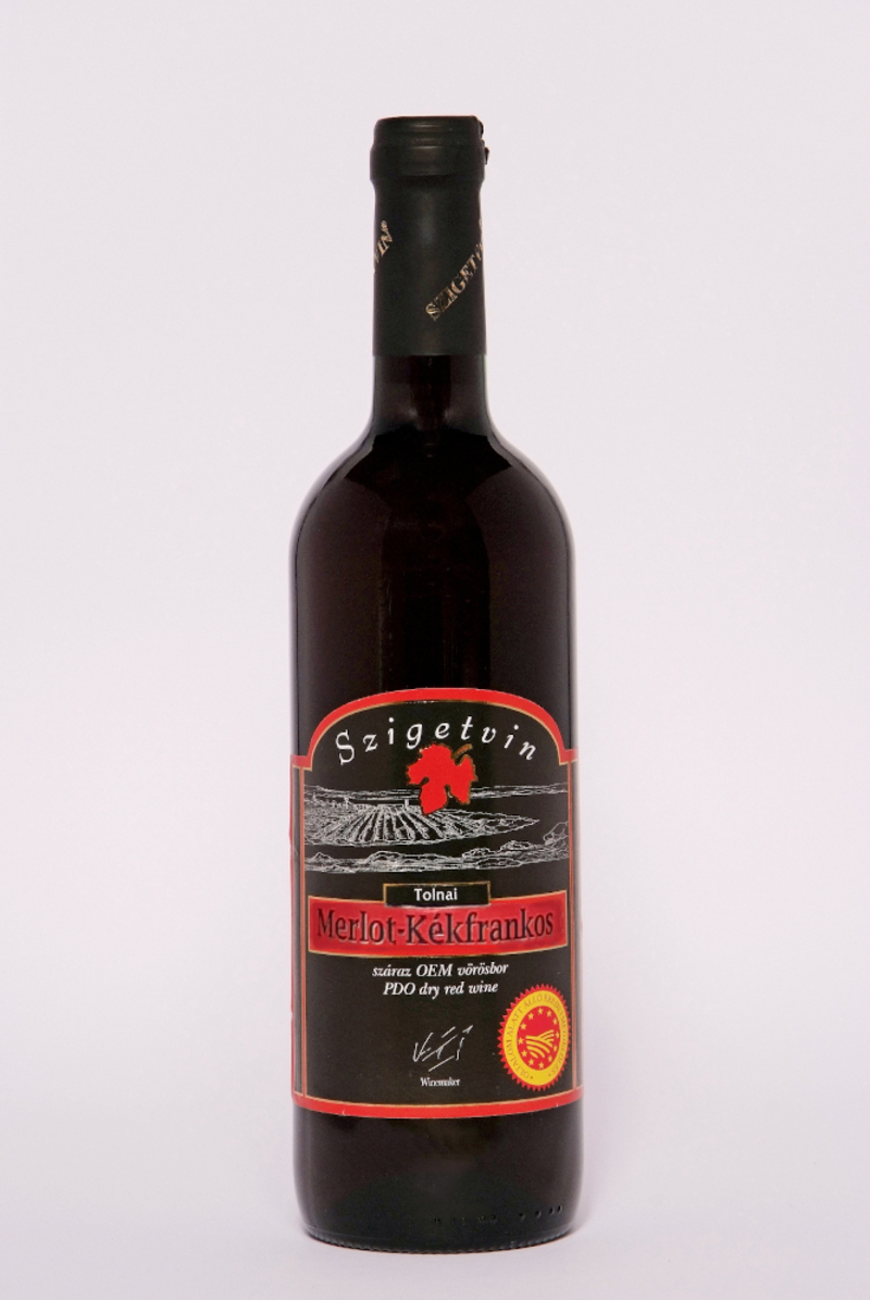 Tolnai Merlot-Kékfrankos száraz OEM (oltalom alatt álló eredetmegjelölésű) vörösbor